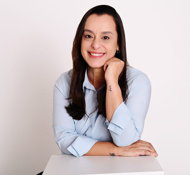 Mulher sorrindo na terapia online